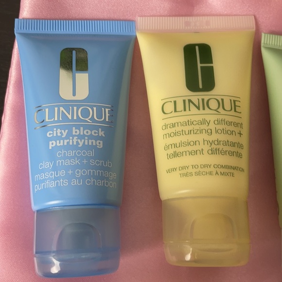 Clinique Skincare Bundle & Sampler - Picture 2 of 9